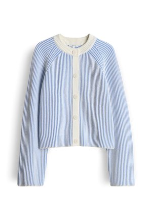 Blau-weiß gestreifte, kurz geschnittene Strickjacke mit Rippenstruktur, rundem Ausschnitt und fünf Knöpfen entlang der Vorderseite.