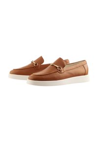 Braune Lederloafer mit strukturiertem Finish, goldenen Hardware-Akzenten und einer weißen Gummisohle. Verfügt über ein flaches Design und einen unkomplizierten Slip-On-Stil.