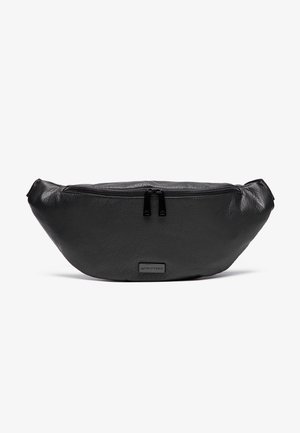 Sac banane en cuir texturé noir avec fermeture à double zip et petit logo de la marque sur l'avant au centre sur fond blanc.
