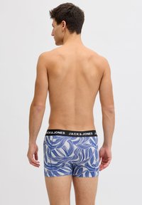 Μπλε σορτς-μποξέρ με σχέδιο, με μαύρη ελαστική ζώνη μέσης που φέρει το λογότυπο "JACK & JONES". Το σχέδιο περιλαμβάνει καμπυλωτές γραμμές και μοτίβα φύλλων.