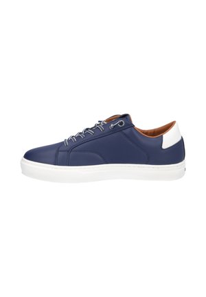 Zapatilla deportiva baja azul marino con lengüeta en el talón blanca, suela blanca, forro interior marrón y ojales plateados con cordones grises.