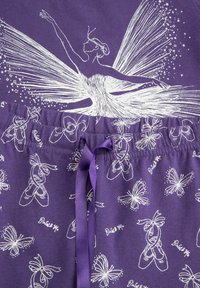 Fioletowa tkanina z białymi ilustracjami baletnicy, baletkami i motylami. Elastyczny pasek w talii z fioletową tasiemką.