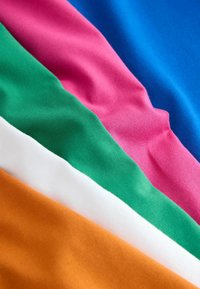 Plis de tissu lisses en bleu, rose, vert, blanc et orange disposés en diagonale dans le cadre.