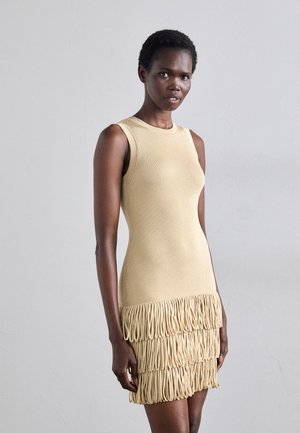 COURTE AJUSTEE FRANGES - Vestido de punto - gold-coloured