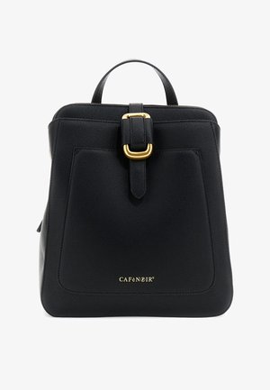 Sac à dos en cuir-texturé noir avec une poignée supérieure, une boucle avant avec des garnitures en or, et le logo "CAFèNOIR" en lettres dorées.