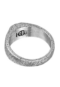 Silverfärgad ring med textur som har en unik, oregelbunden form med borstad yta och en synlig varumärkeslogotyp inuti.