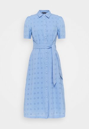 Lichtblauwe midi-jurk met korte mouwen, geborduurd bloemen-eyeletpatroon, knopen aan de voorkant, kraag en bijpassende tailleceintuur.