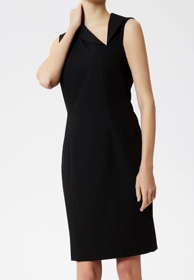 Vestido negro sin mangas con un cuello tipo solapa, ajuste entallado, costura asimétrica y diseño a la altura de la rodilla, confeccionado en un tejido suave.