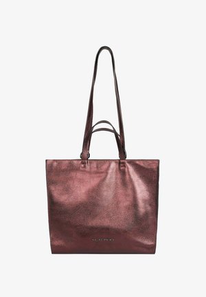 Metallic donkerrode leren tote bag met dubbele korte handvatten en één lange schouderband, "SCALPERS" reliëf in het midden aan de voorkant.
