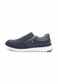 Zapatos de lona azul marino tipo slip-on con una parte superior de tela suave, plantilla acolchada y una suela de goma blanca con un dibujo texturizado para mayor agarre.