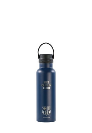 Bottiglia d'acqua in metallo blu con tappo e manico neri, con il testo "MÉS QUE UN CLUB" e il logo del FC Barcelona.
