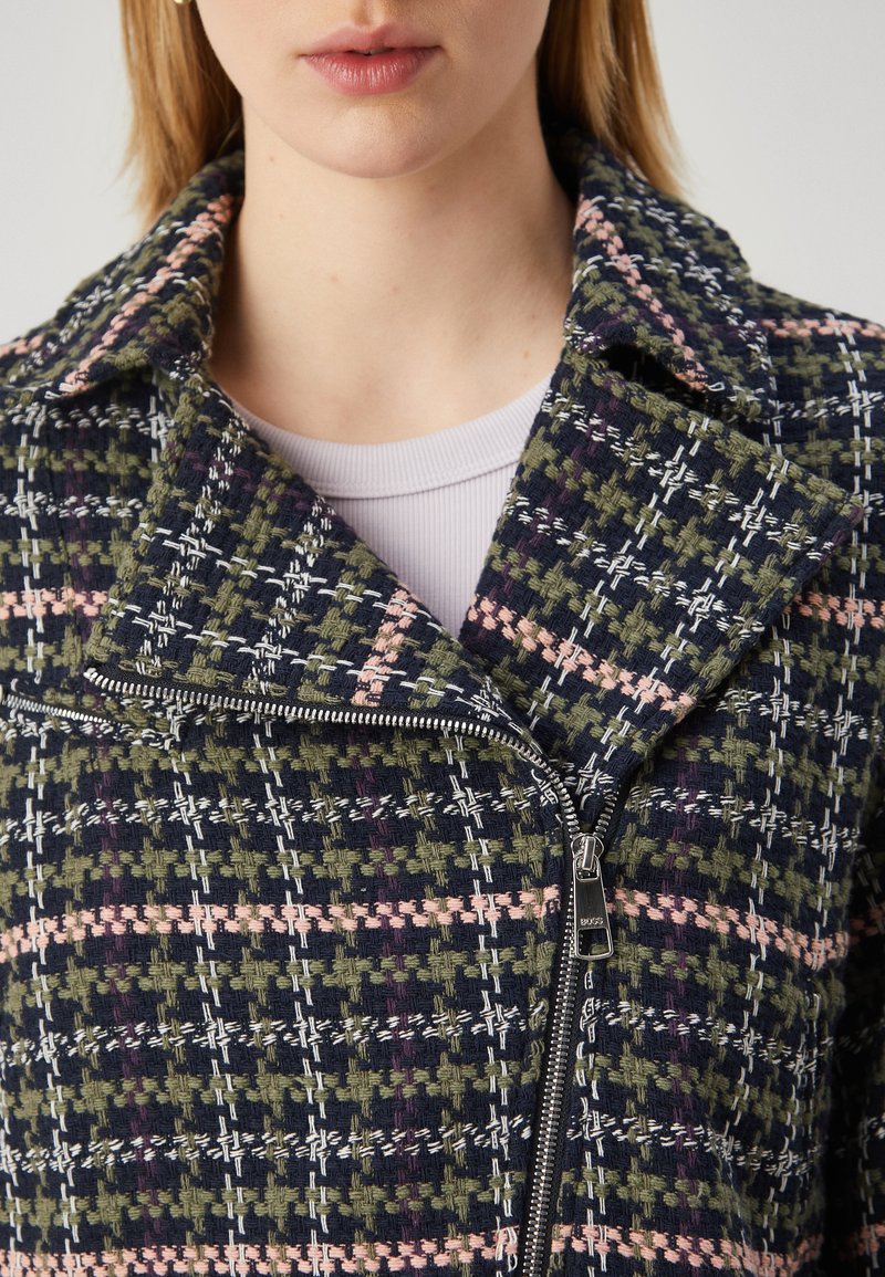 Tkaninowa kurtka w zielonym i granatowym kolorze z różowymi akcentami, z zapięciem na zamek, textured fabric, i designem z wyciętym kołnierzem.