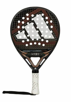 Padelracket met een afgeronde vorm, oppervlakte van koolstofvezel, zwarte en koperkleurige accenten, geperforeerd slagvlak en een gestructureerde witte grip.