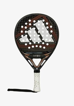 Padelracket met een afgeronde vorm, oppervlakte van koolstofvezel, zwarte en koperkleurige accenten, geperforeerd slagvlak en een gestructureerde witte grip.