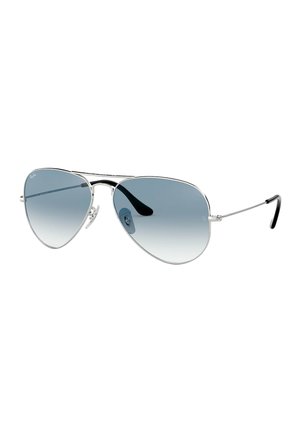 Silberne Metall-Aviator-Sonnenbrille mit blauem Farbverlauf und schwarzen Bügelenden auf weißem Hintergrund.