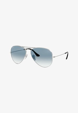 Silberne Metall-Aviator-Sonnenbrille mit blauem Farbverlauf und schwarzen Bügelenden auf weißem Hintergrund.