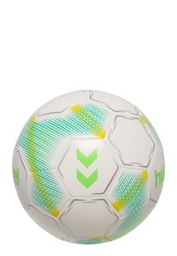 Palla da calcio bianca con pannelli esagonali. Presenta frecce verdi, strisce blu e gialle, e una superficie testurizzata per una presa migliore.