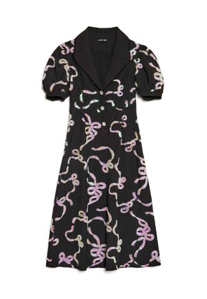 Melna kleita ar īsām pūkainām piedurknēm un apkakli, ar daudzkrāsainu lentu rakstiem un pogām priekšpusē. Gluda auduma tekstūra.