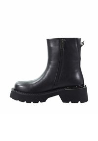 Czarne skórzane botki za kostkę z okrągłym noskiem, bocznym zamkiem błyskawicznym i grubą podeszwą. Ozdobione srebrnymi akcentami i teksturowanymi szwami wzdłuż podeszwy.