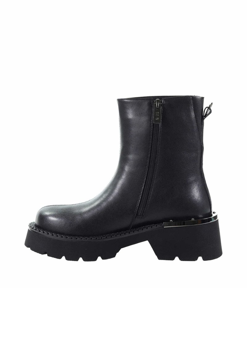 Czarne skórzane botki za kostkę z okrągłym noskiem, bocznym zamkiem błyskawicznym i grubą podeszwą. Ozdobione srebrnymi akcentami i teksturowanymi szwami wzdłuż podeszwy.