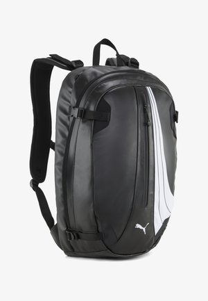 Černý batoh z odolného materiálu s texturovaným povrchem. Má bílé diagonální pruhy, kapsy na zip a polstrované ramenní popruhy.