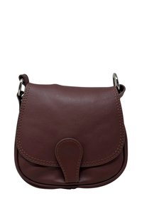 Borsa a tracolla in pelle di colore marrone scuro con una forma arrotondata, chiusura a patta e dettagli in metallo. Presenta cuciture visibili.