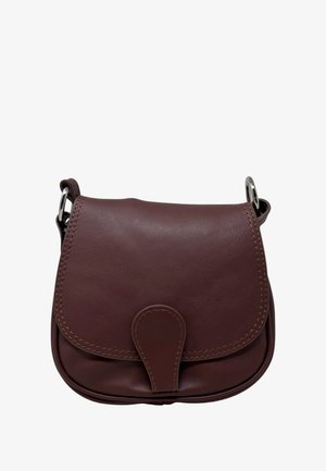 Bolso de cuero cruzado en marrón oscuro con forma redondeada, cierre de solapa y acentos metálicos. Presenta detalles de costura visibles.