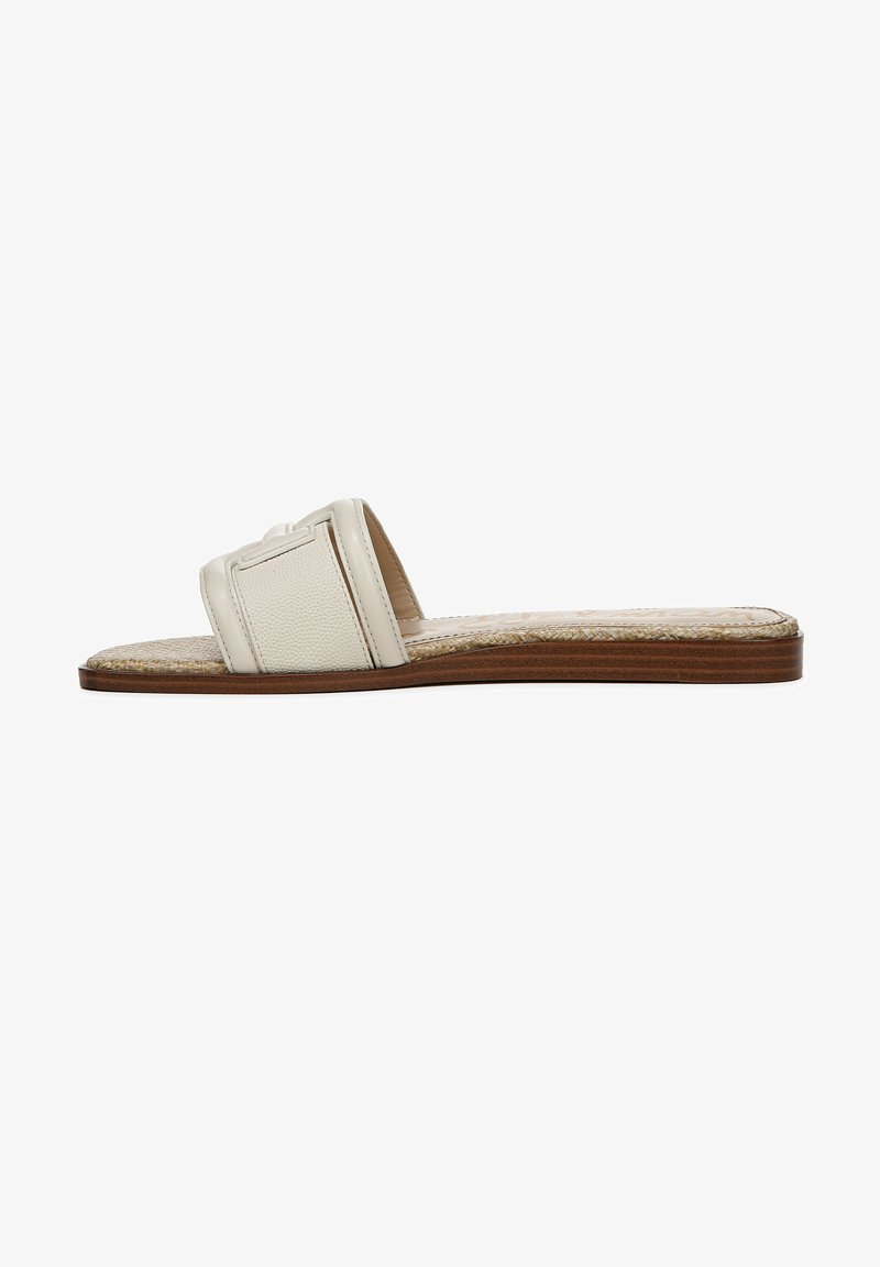 Sandalo a ciabatta in pelle bianca con una fascia larga, superficie testurizzata e suola piatta intrecciata beige, con un elegante dettaglio marrone liscio lungo il bordo.