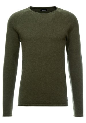 Olivegrøn langærmet sweater med rund hals, struktureret strikkemønster og ribkantede manchetter. Har et lille logo-tag ved kanten.