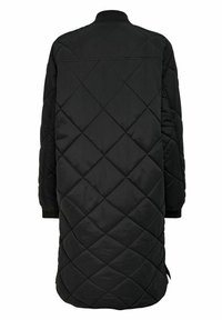 Czarna pikowana długa kurtka z okrągłym kołnierzem, z diamentowym przeszyciem i prążkowanymi mankietami. Brak widocznych zapięć lub kieszeni.