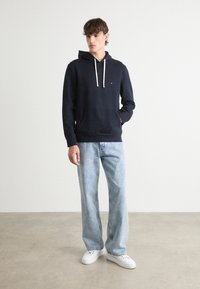 Tommy Hilfiger ESSENTIAL HOODY - Luvtröja - desert sky