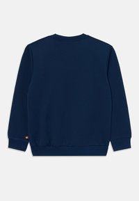 Sudadera azul marino; tejido de mezcla de algodón; cuello redondo; mangas largas; puños y bajo acanalados; pequeña etiqueta con logo en el lado inferior izquierdo.