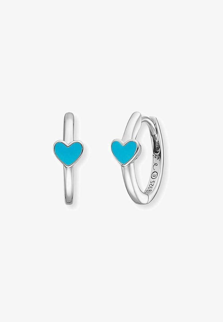 Boucles d'oreilles créoles en argent avec des accents en forme de cœur turquoise. Le design est lisse avec une finition polie, mettant en valeur la couleur vibrante.