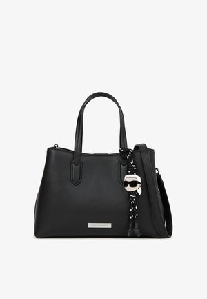 Melnas ādas rokassoma ar dubultām roktura saitēm, noņemamu pleca siksnu un karikatūras atslēgu piekariņu, kurā attēlots varonis ar saulesbrillēm un baltām matiem.