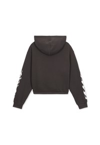 Haut à capuche noir en coupe courte, avec des graphiques de flammes blanches sur les deux manches et des poignets côtelés. Tissu doux avec une couture standard.