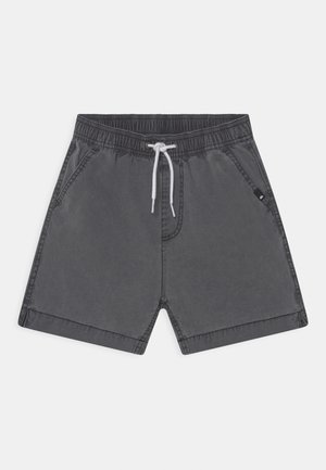 Pantaloni corti grigi scuri casual con cintura elastica, cordino bianco, tasche laterali e una piccola etichetta nera sul taschino destro.