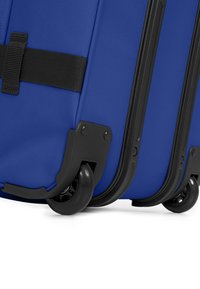 Modrý válečný kufr s texturovaným textilním povrchem, odolnými černými plastovými rohy a dvěma hladkými černými koly pro snadnou manipulaci.