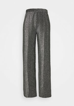 Pantalones de pierna ancha en negro metálico y plateado con cintura elástica; presentan una superficie brillante y texturizada con rayas verticales.