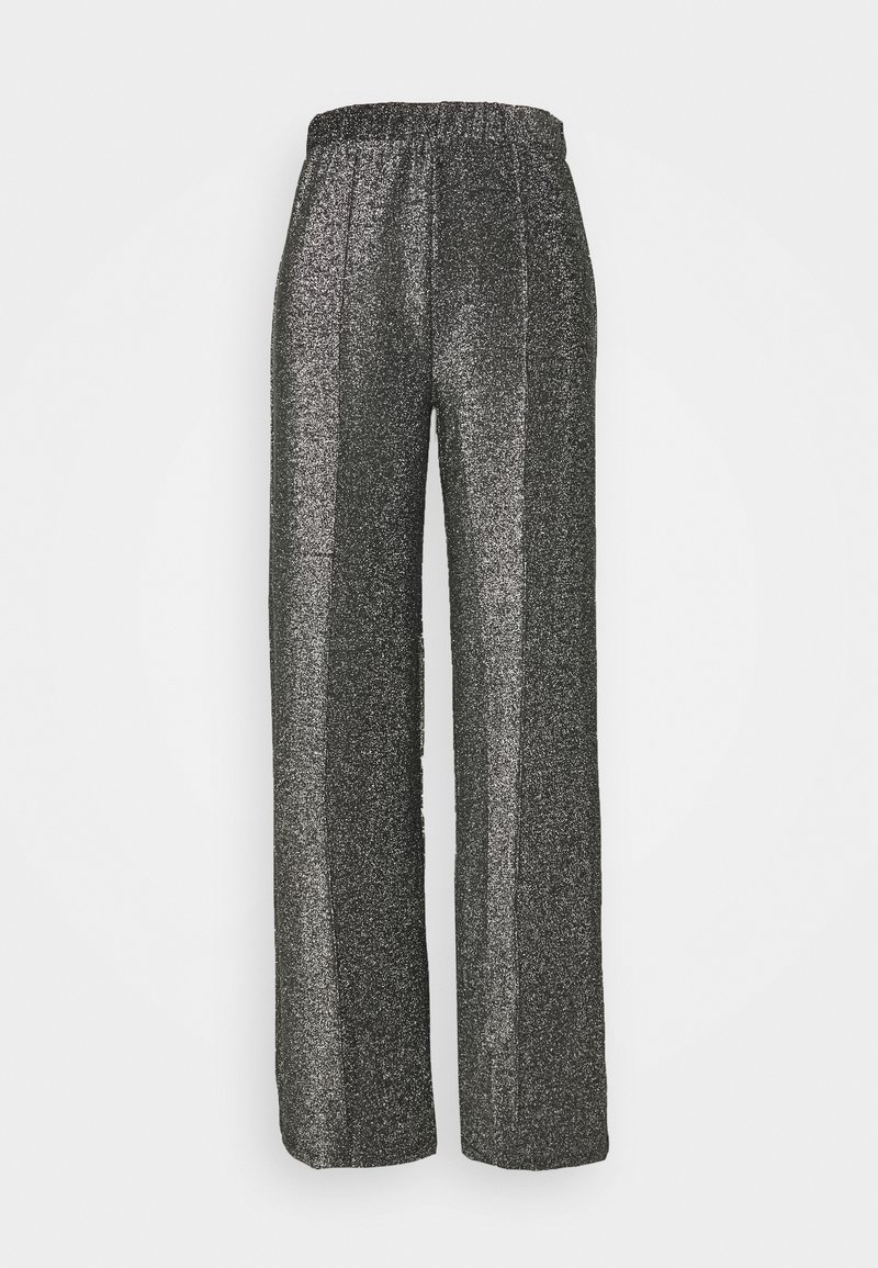Pantalones de pierna ancha en negro metálico y plateado con cintura elástica; presentan una superficie brillante y texturizada con rayas verticales.