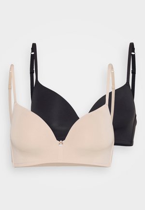 Zwei BHs: einer in Beige und einer in Schwarz. Beide sind aus glattem Stoff, haben ein tief ausgeschnittenes Design, verstellbare Träger und einen dekorativen Frontverschluss.
