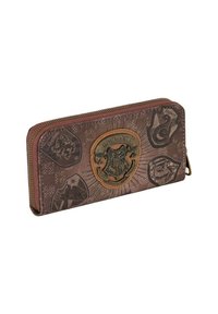 Cartera de cuero marrón con cremallera, con escudos de casas en relieve y un emblema central de Hogwarts. Superficie texturizada con acentos dorados.