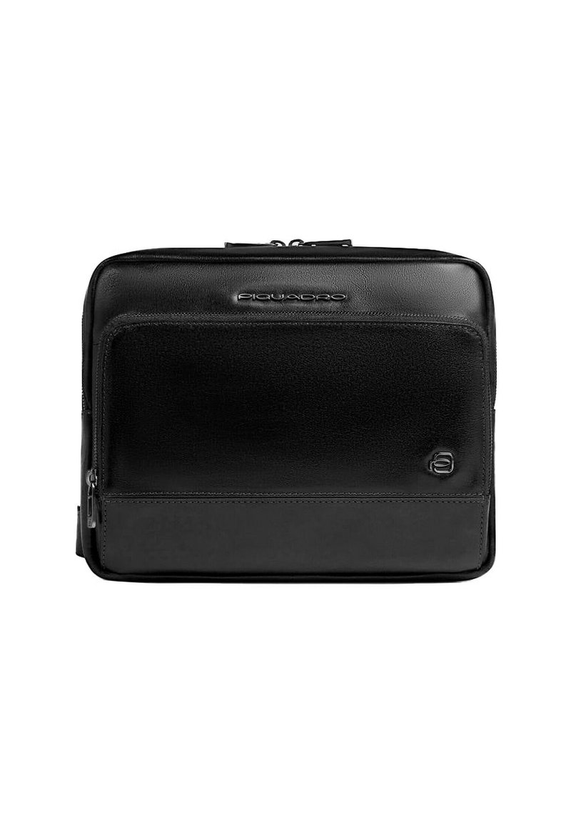 Zwarte leren laptoptas met een gladde textuur, ritssluitingen, een voorvak en een logo-accent. Rechthoekige vorm met een slank ontwerp.