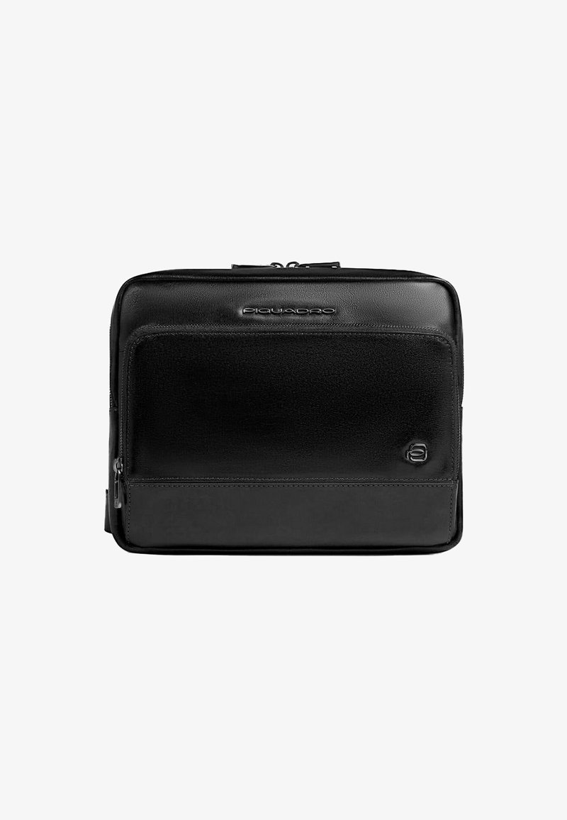 Zwarte leren laptoptas met een gladde textuur, ritssluitingen, een voorvak en een logo-accent. Rechthoekige vorm met een slank ontwerp.