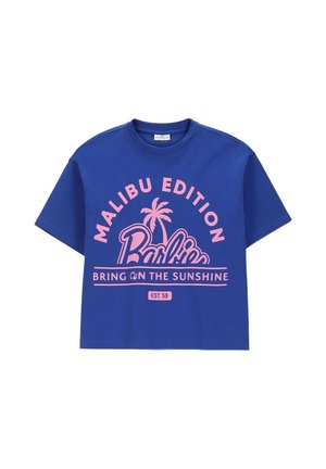 Niebieski t-shirt z krótkim rękawem z różowym napisem „Malibu Edition Barbie” i grafiką palmy, a poniżej hasło „Bring on the sunshine”.