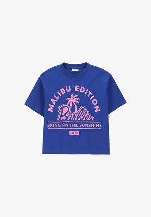 Niebieski t-shirt z krótkim rękawem z różowym napisem „Malibu Edition Barbie” i grafiką palmy, a poniżej hasło „Bring on the sunshine”.