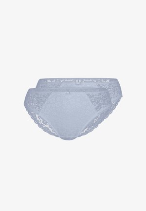 Zwei hellblaue Damen-Spitzen-Bikini-Unterhosen mit Blumenmustern und kleinen Schleifen vorne, auf weißem Hintergrund dargestellt.