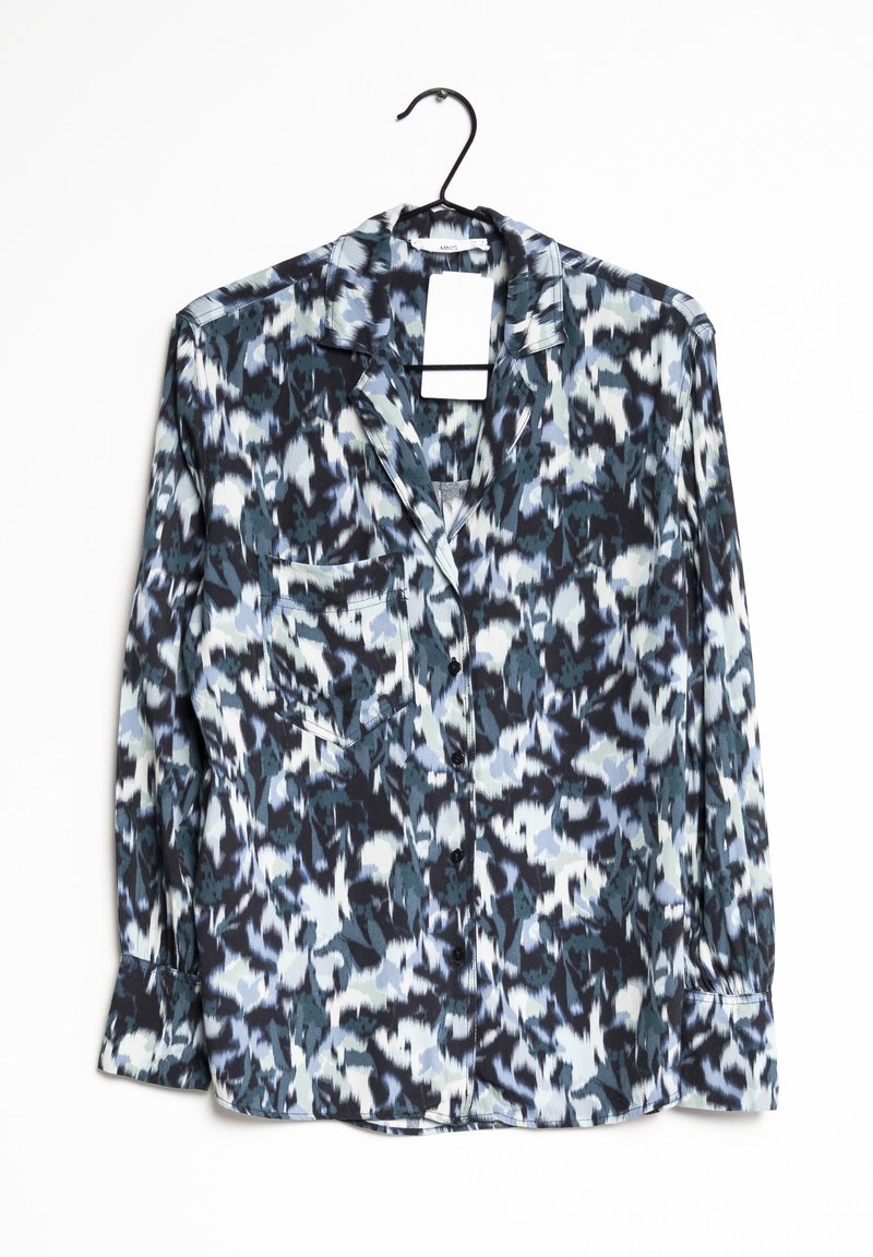 Chemise à manches longues en tissu lisse, présentant un motif abstrait bleu, noir et blanc, avec fermeture à boutons et poche poitrine.