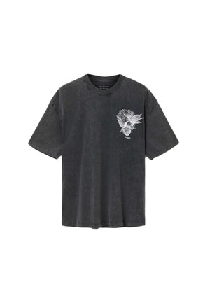 T-shirt preta de mangas curtas feita de tecido macio, apresentando um gráfico detalhado de um crânio branco com folhagem na frente. Gola redonda, ajuste relaxed.