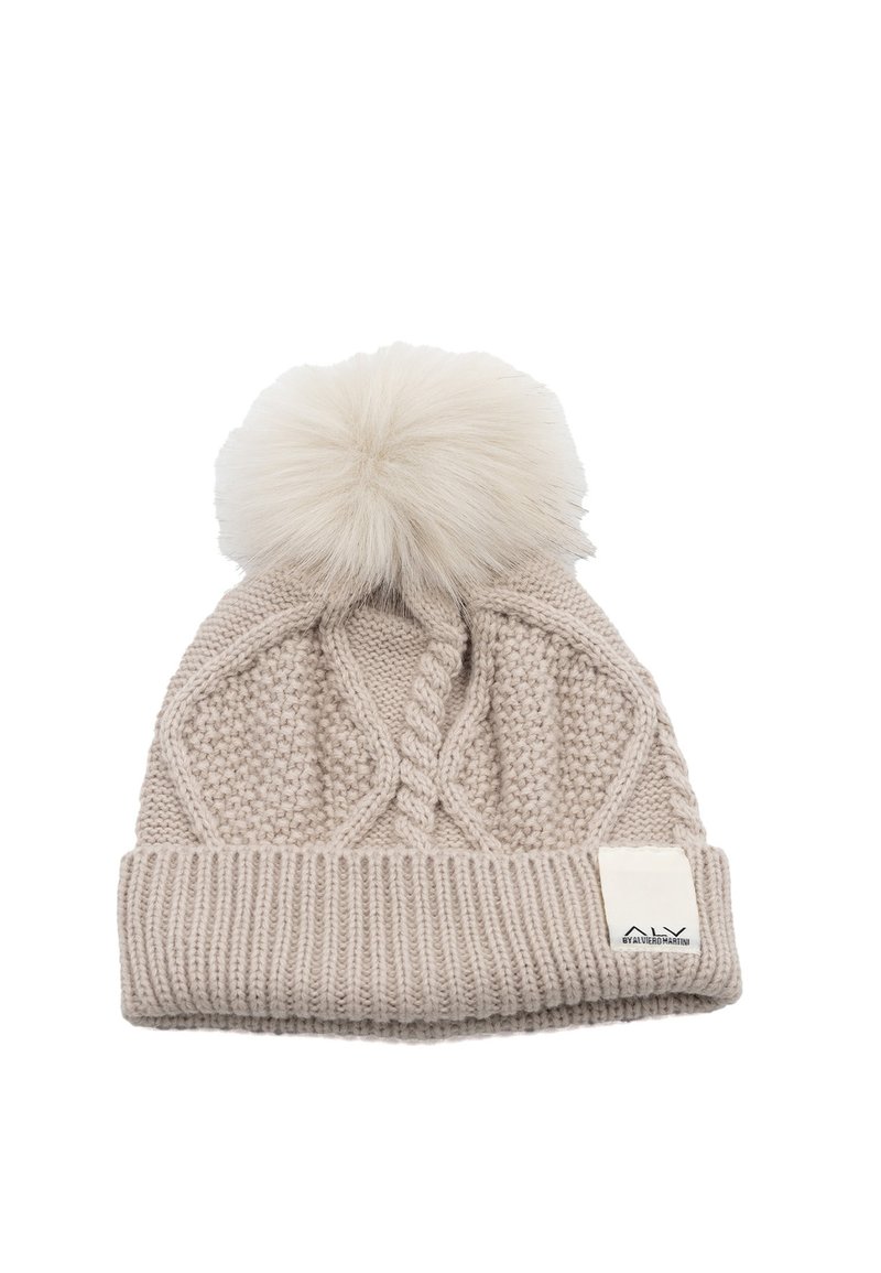 Cappellino beige lavorato a maglia con risvolto, caratterizzato da un grande pon pon in pelliccia sintetica sulla sommità e una piccola etichetta sul lato. Motivo a treccia lavorato a maglia testurizzata.