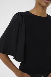 Top negru cu un corset ajustat și mâneci moi, fluide. Țesătura este netedă, cu un ușor luciu și detalii gathered la umăr.